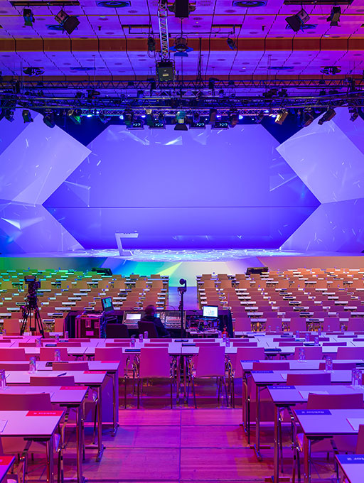 Foto: Organisieren Saal A Bühne mit Bestuhlung