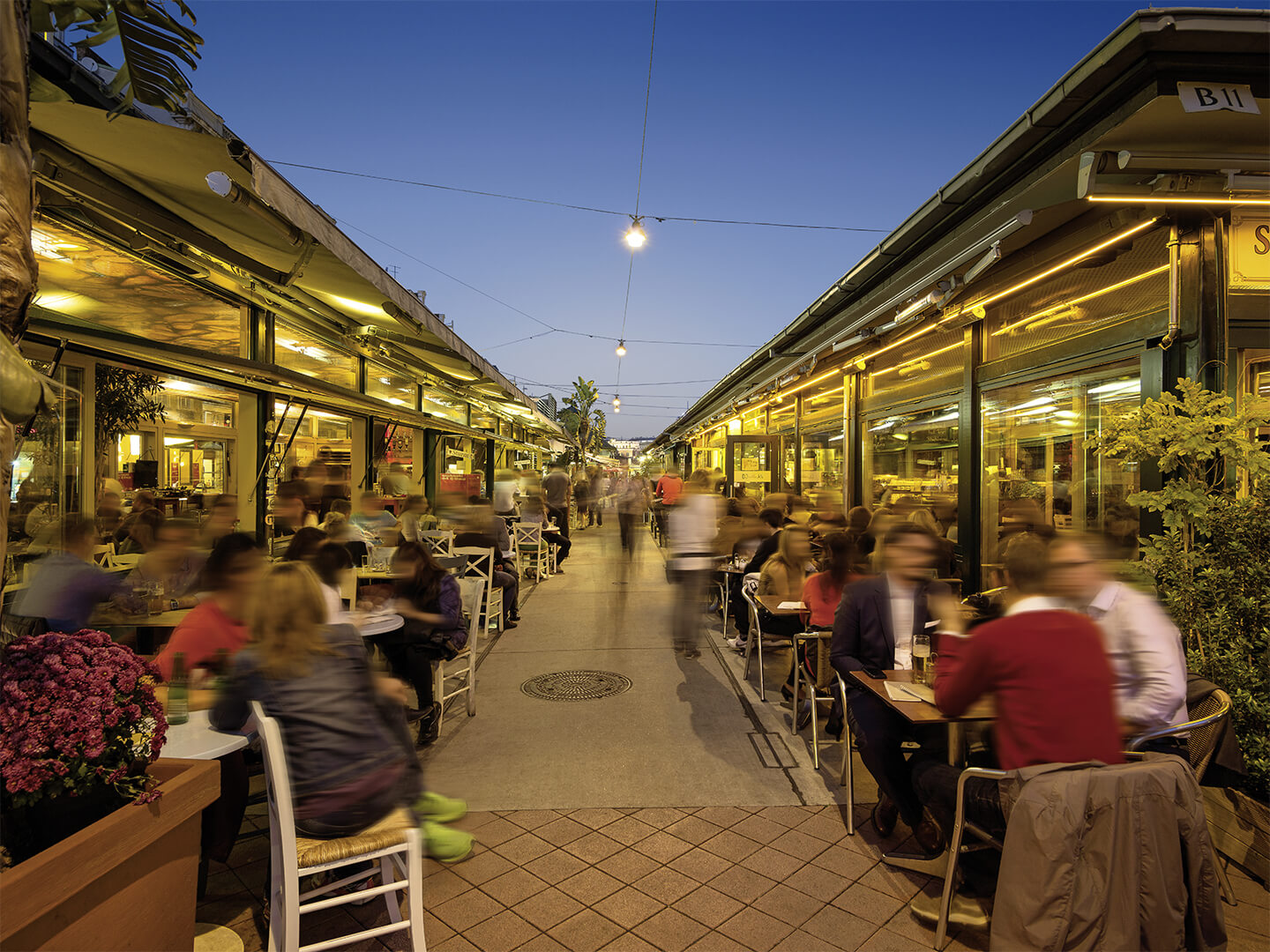 Foto: Menschen beim Essen und Trinken am Wiener Naschmarkt