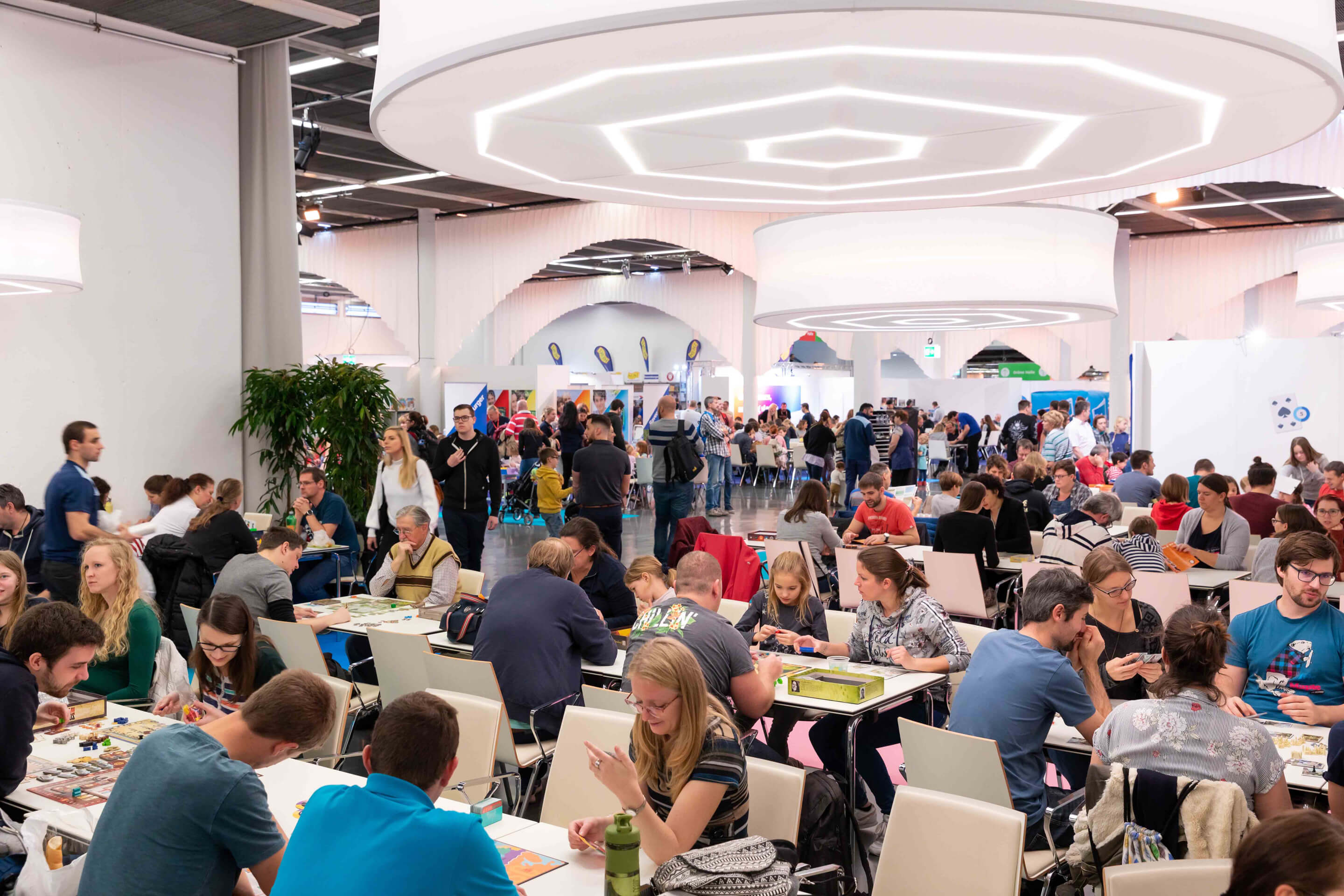 Bild: Menschen sitzen und spielen am Spielefest 2019 im Austria Center Vienna