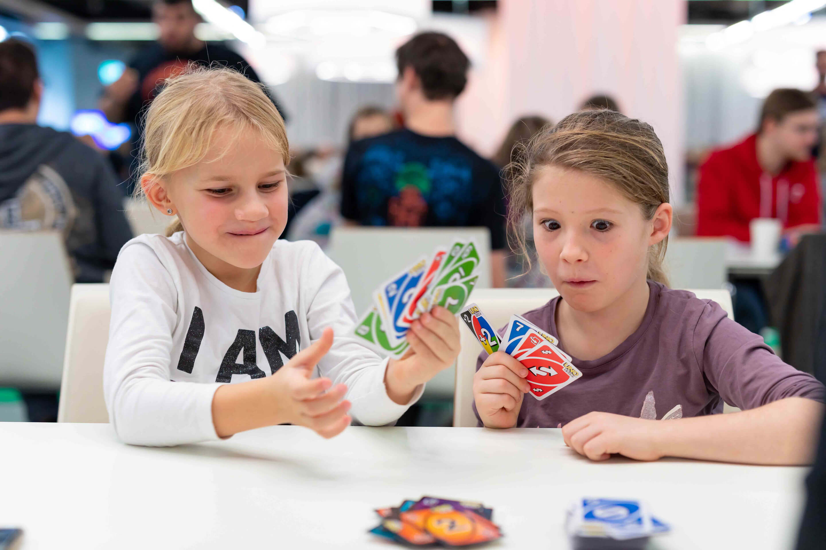 Bild: Mädchen spielen UNO am Spielefest 2019