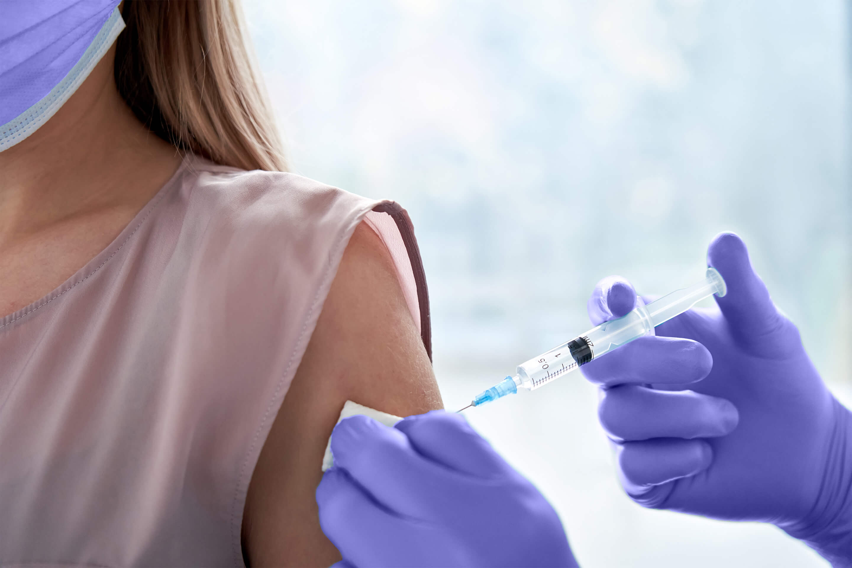 Foto: Frau beim Impfen
