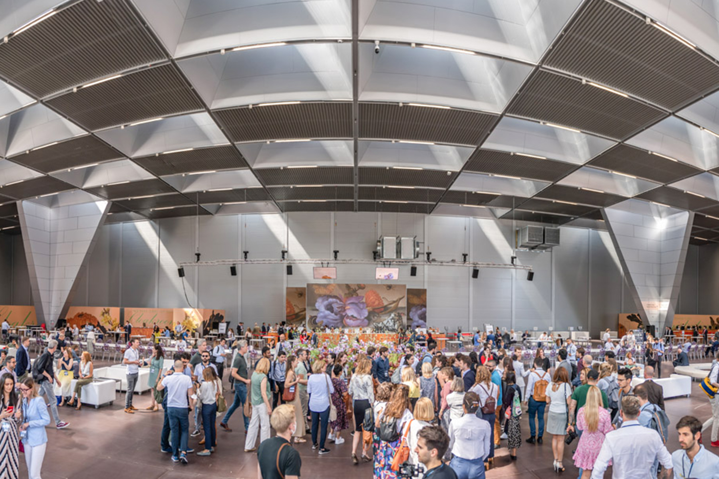 Foto: Halle X5 donauSEGEL voller Menschen am ECR 2022 im Austria Center Vienna